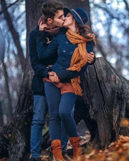 couple kissing